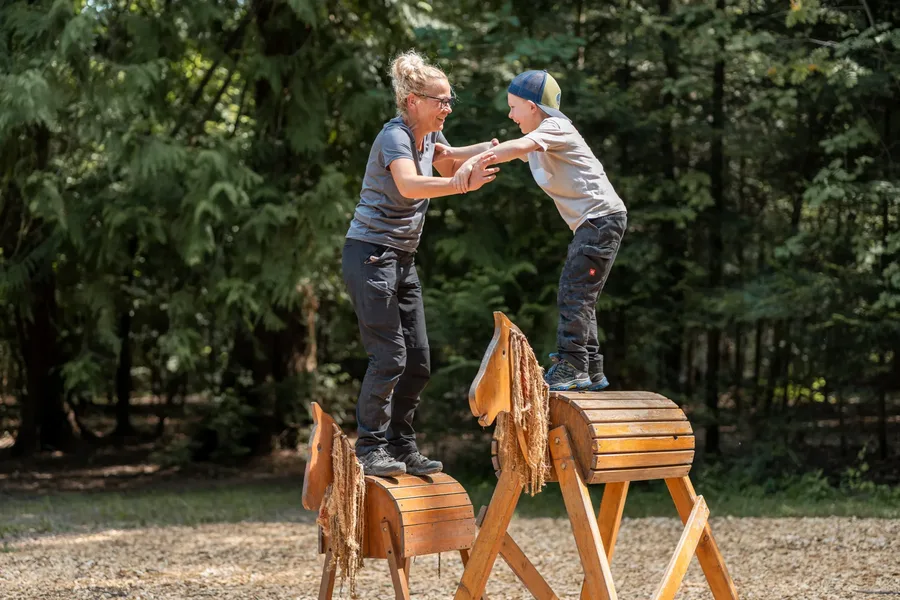 Pädagogische Fachkraft mit einem Kind in der Kita der Gemeinde Straubenhardt
